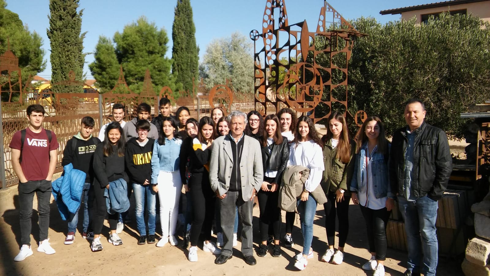 IES Valle del Ebro visita el taller de pintura y escultura de Javier Hernández en Cascante